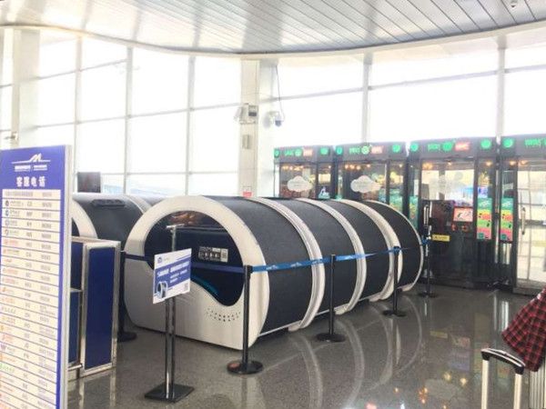 机场引入的50个「睡眠盒子」有如迷你睡眠舱，舱内设置梳化、环境模拟音响及USB充电位等。