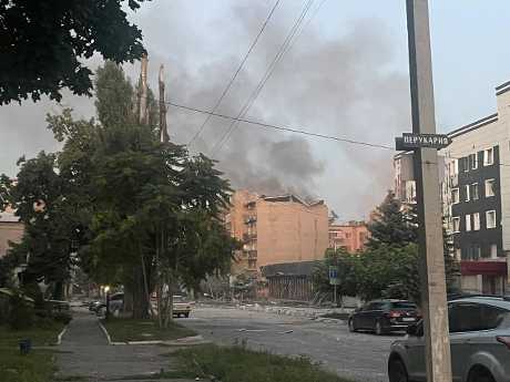 波克罗夫斯克住宅大楼被摧毁，冒出大量浓烟。路透社