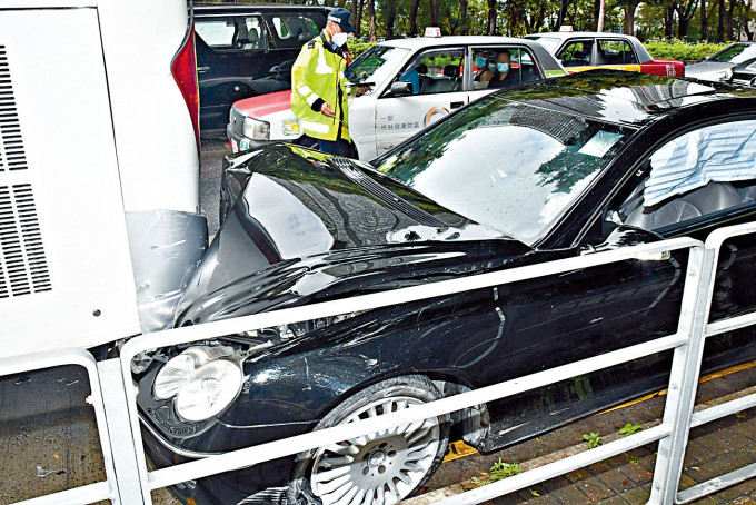 房車司機疑病發失控撞旅遊巴車尾送院不治。