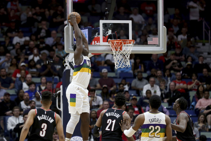 威廉臣(左二)跳弹力在高人林立的NBA仍叫人惊叹。AP