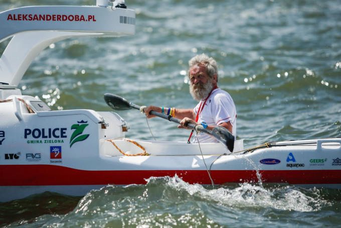 波兰一名七旬翁坐独木舟第三次跨越大西洋 。网上图片