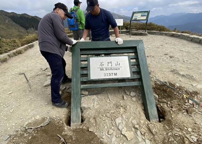 太魯閣國家公園管理人員修復石門山標示牌。網圖