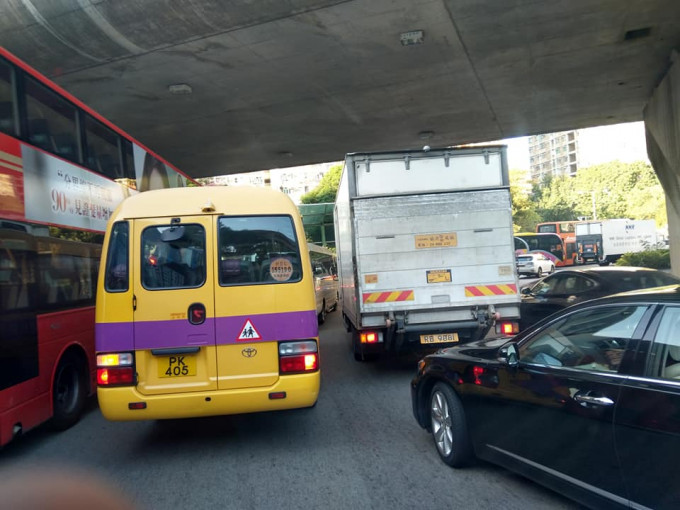 受交通意外影響，現場交通擠塞。網民Vid Da/ fb群組香港突發事故報料區