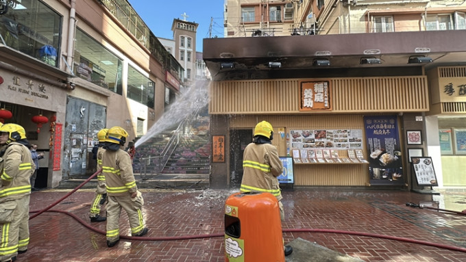 消防員射水灌救。劉漢權攝