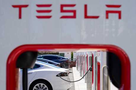 加州埃默里維爾市幾部特斯拉汽車在充電站前充電。美聯社