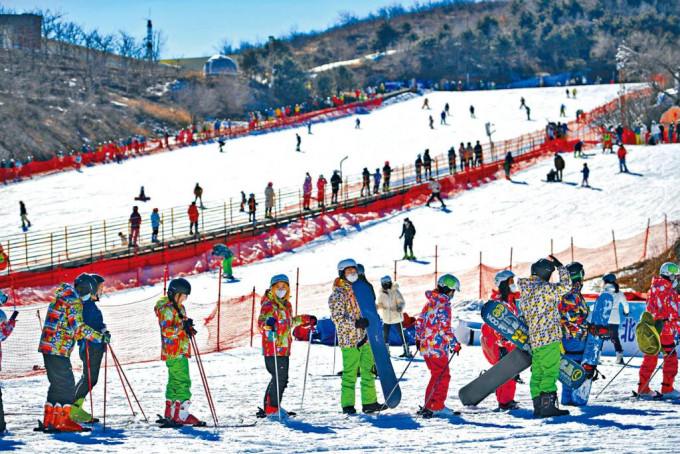 冬奧帶動冰雪運動。正月初三，滑雪愛好者在天津薊州國際滑雪場體驗冰雪運動。