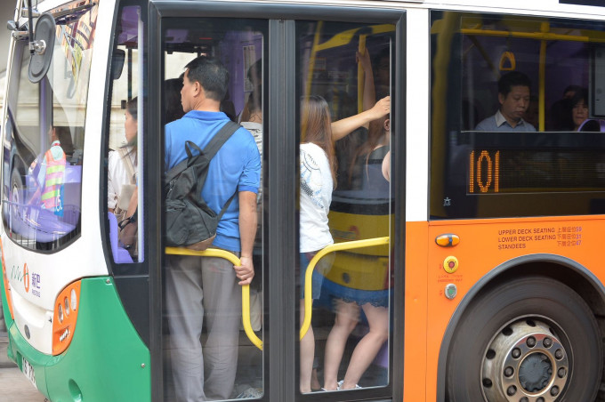 行動期間有巴士滿載乘客。