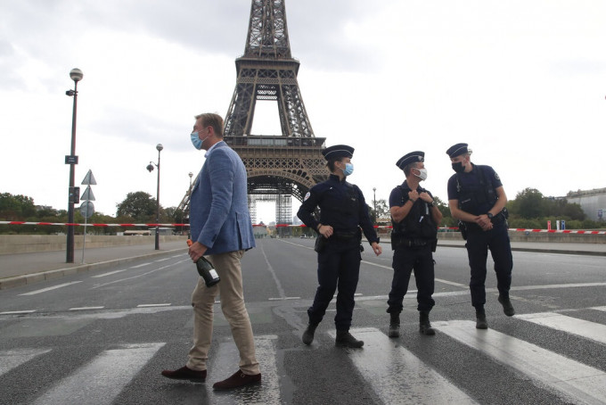 巴黎警方到場封閉道路。AP圖片