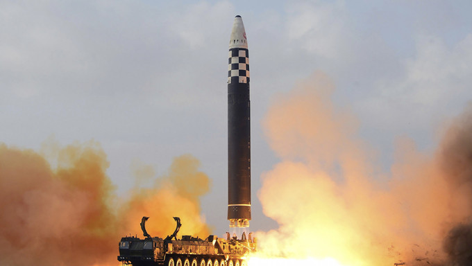 北韓日前在金正恩的指導下試射了「火星-17」新型洲際彈道導彈。AP