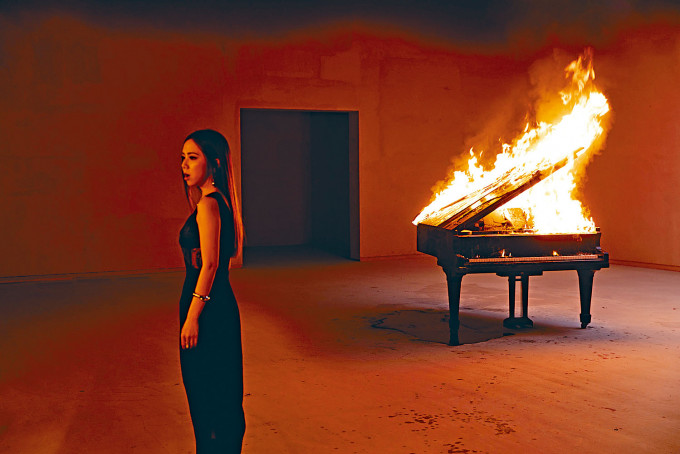 身邊鋼琴起火，G.E.M.看似淡定，其實好驚。