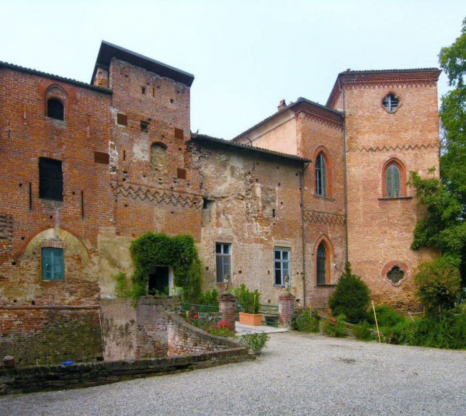 盧朵薇卡與家人住在意大利西北比第蒙地區的桑納扎羅城堡。網圖