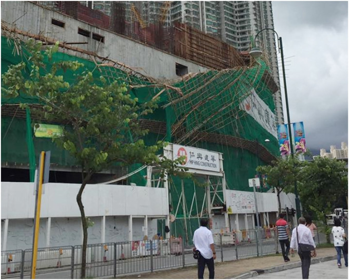在半空搖搖欲墜的棚架約10米乘10米大。香港突發事故報料區