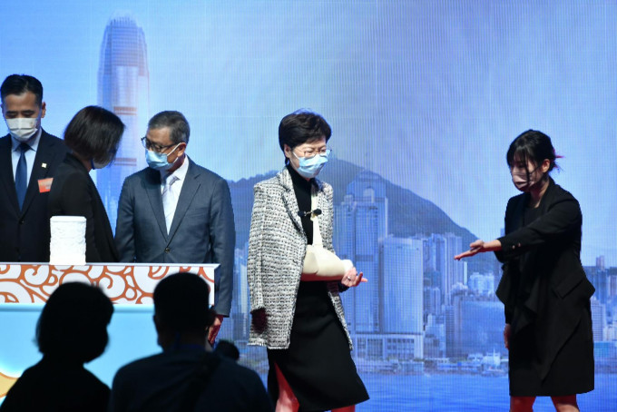林郑月娥今早出席一个论坛时，右手包扎并戴上手托。