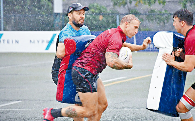 港隊於雨中練習，期望在十一月七欖爭取佳績。