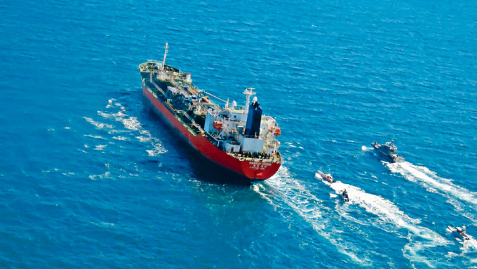 伊朗伊斯兰革命衞队船只(右)，在霍尔木兹海峡靠近悬南韩旗油轮「南韩化学号」。