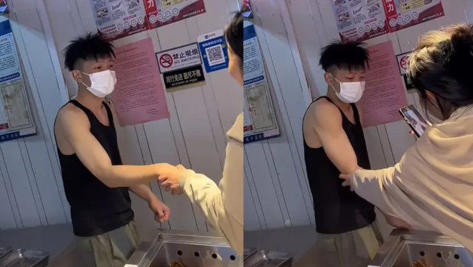 淄博鴨貨小哥被女顧客摸肌肉，相關影片在網上瘋傳，令鴨貨小哥也火紅起來。