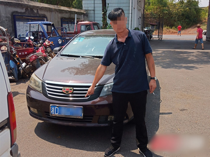 湖南一名司机花数千元制作假驾驶证被交警识破，反举报假证制作者要求退还费用。 网图