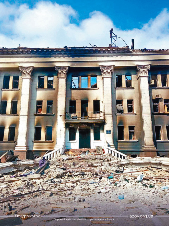 马里乌波尔剧院上周遭轰炸时，内有数百人。