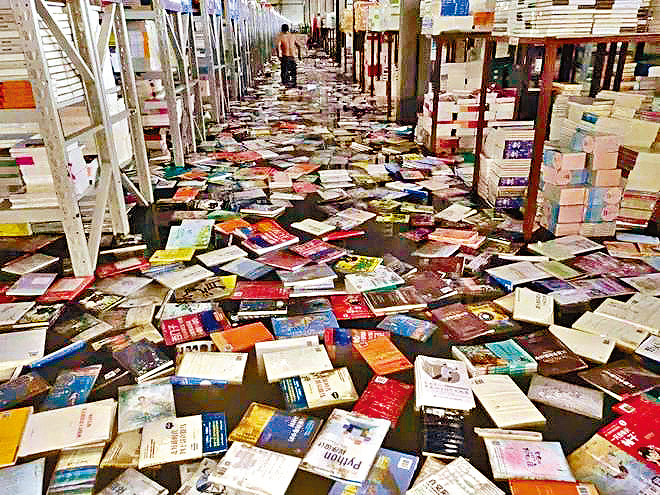 中图网仓库被淹，大批书籍漂浮。