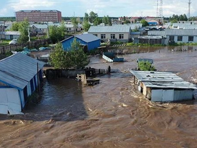 呼玛河水位上涨淹没多间房屋。网图