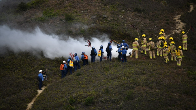 跨部门人员在大屿山举行山火及攀山拯救演习。陈极彰摄