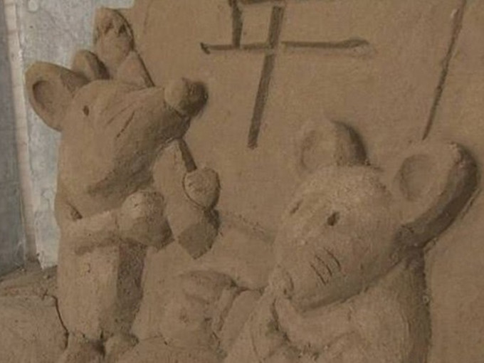 鸟取县的砂之美术馆，特地制作老鼠沙雕，开放给公众欣赏。网图