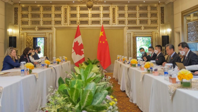 中國國務委員會兼外長王毅在印尼峇里出席二十國集團外長會期間，與加拿大外長趙美蘭會面。Twitter圖片