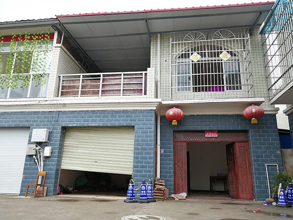 邓家位于广汉市南丰镇建新村，是一栋二层楼房。 （网图）