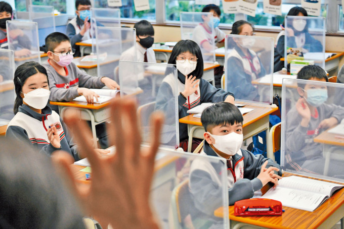 学校恢复全日面授课堂的标准，正受新冠肺炎疫情严重威胁。