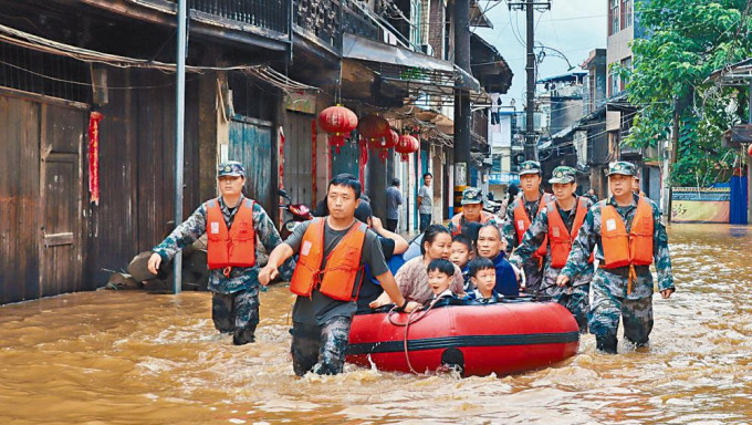 湖南永州昨日洪水入城，军警出动解救民众。