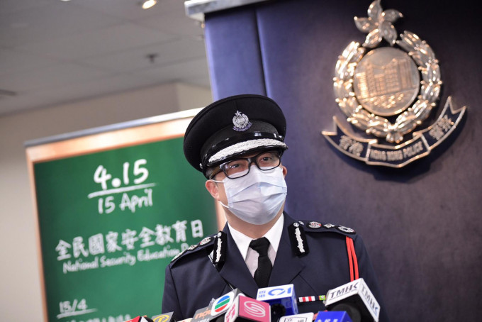 鄧炳強對港台記者攜仿槍圖入警校感震驚，形容後果可以非常嚴重。