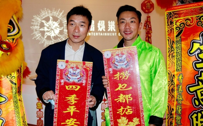 许志安（左）过年前已Keep Fit做运动，似为复工作准备。