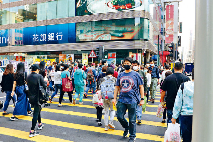 新春期間大批市民如常外出聚會，專家指疫情仍存在隱憂。