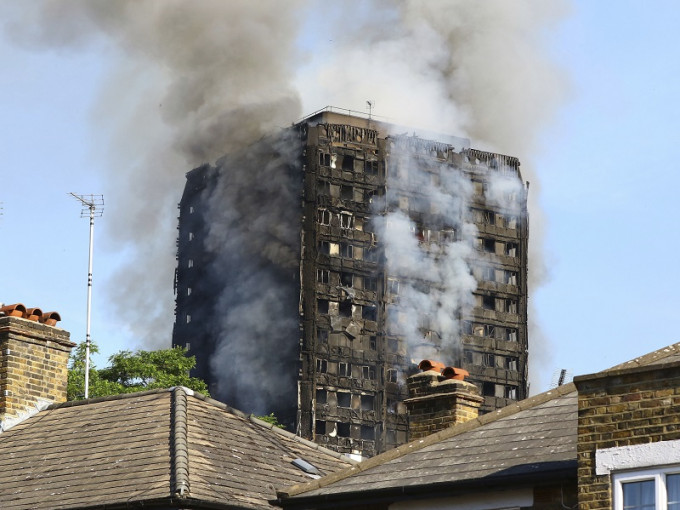 倫敦一棟樓高24層的Grenfell Tower周三凌晨發生沖天大火，至今造成最少17人死亡，70多人受傷。美聯社