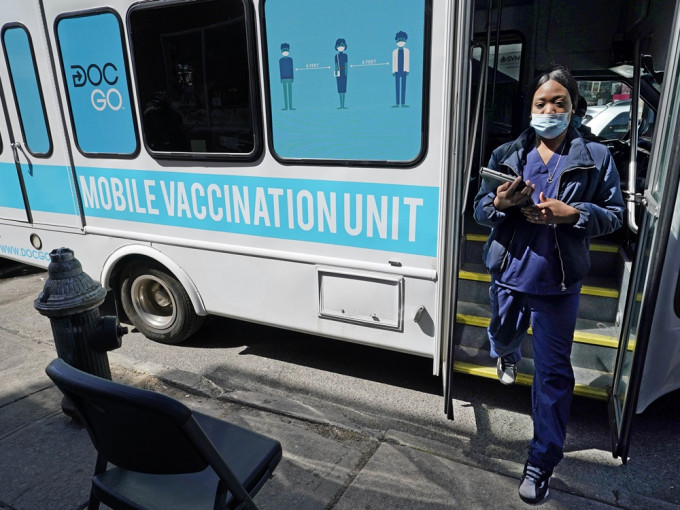 停駐流動疫苗車。AP圖片
