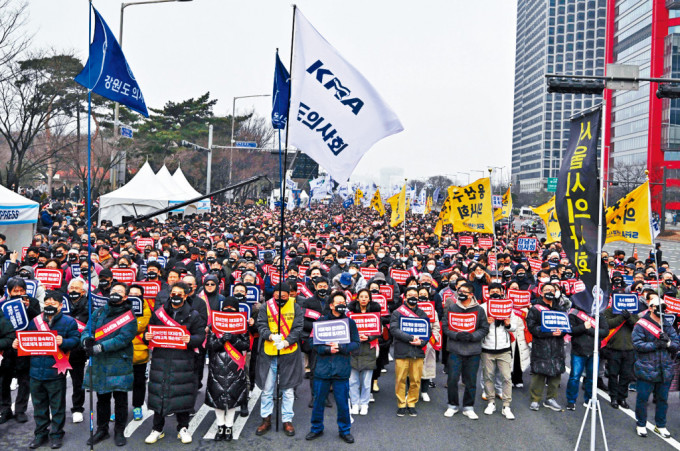 數萬名南韓醫生周日在首爾集會，抗議醫學院擴招計劃。