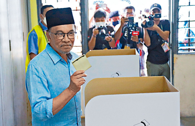 反對派領袖安華在檳城州峇東埔投票。