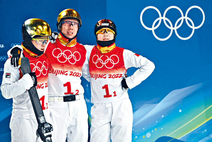 徐夢桃（右起）、賈宗洋和齊廣璞於自由式滑雪空中技巧混合團體決賽，雖因失誤僅得銀牌，仍互相安慰。
