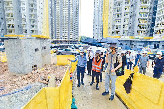 何永賢在房屋署人員陪同下，視察興建中的富蝶邨。
