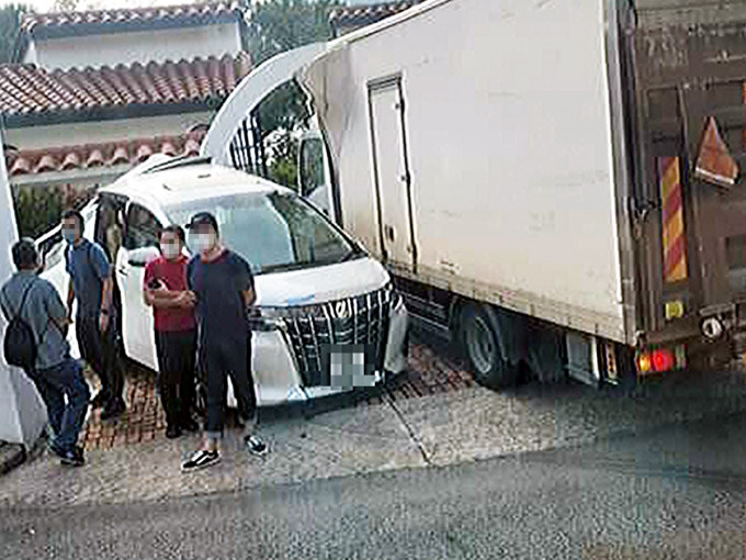 一輛貨車落斜期間，失控撞向另一輛往香港仔方向行駛的白色七人車。網上圖片