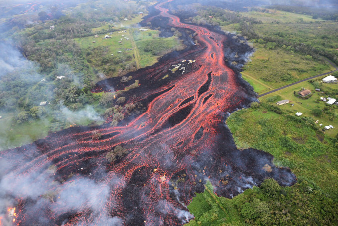 位于美国夏威夷大岛的基拉韦厄火山一些裂缝喷发岩浆，一名男子被撃中受重伤。AP