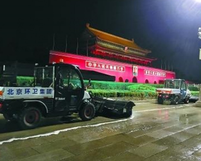 多功能洗地車連日來在北京天安門廣場上清洗地面。網圖