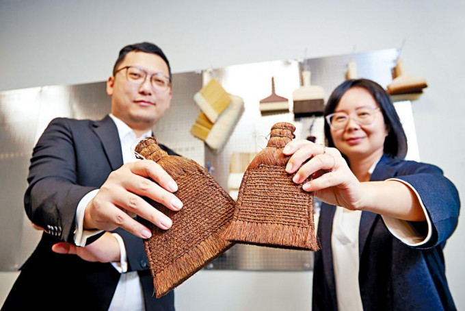 呂智超（左）及梁嘉放（右）展示名為棕刷的修復文物的工具。