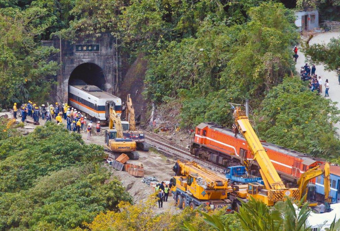 當局指距離太魯閣號撞上工程車的事發時間，只有1分多鐘，列車司機在整件事的應變中，已經盡了最大努力。網上圖片