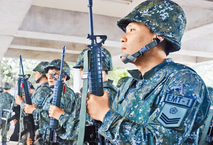 台灣預備役軍人參加訓練。