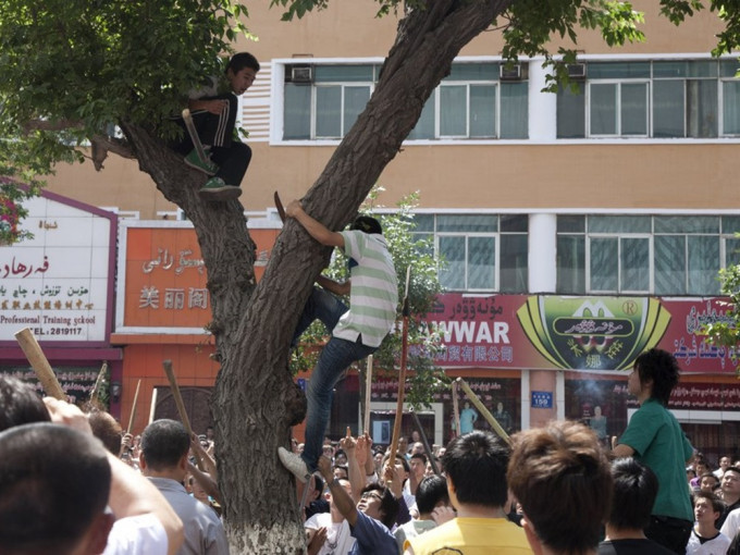 2009年7月5日在新疆乌鲁木齐市爆发的持续数日的大规模骚乱与暴力活动。美联社资料图片