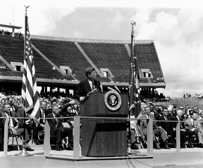 甘迺迪於1962年在萊斯大學（Rice University）發表演說。(NASA圖片)
