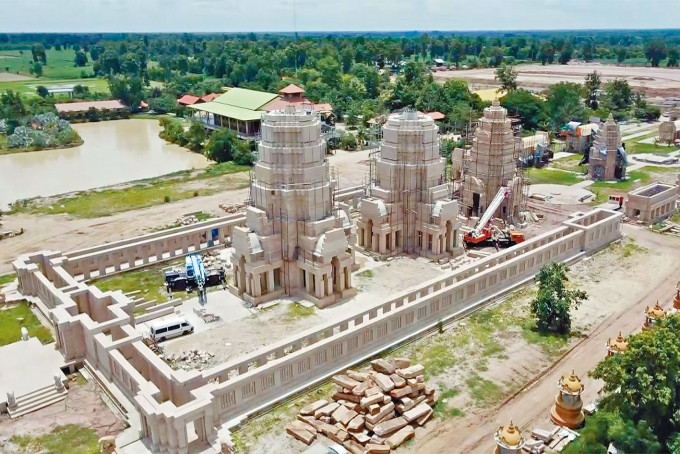 ■泰國武里南府興建中的寺廟群（圖）被指抄襲吳哥窟。