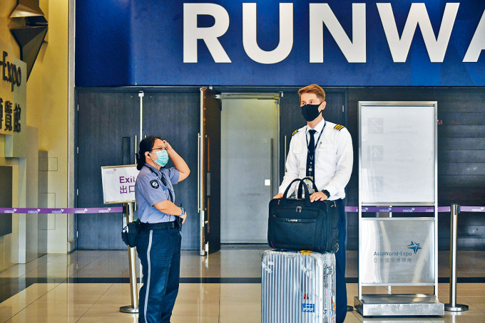 ■抵港机组人员在亚博馆接受病毒检测。