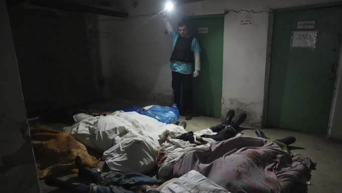 马里乌波尔某家医院已没有位置放置尸体，尸体只得放在地下室。美联社图片